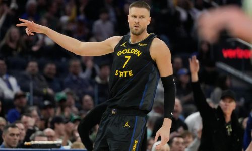 Porzingis se pierde 5to juego seguido con los Warriors por una enfermedad ‘misteriosa’, dice Kerr