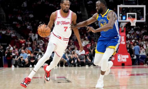 Warriors, con bajas, superan 115-113 a Rockets en un emocionante tiempo extra