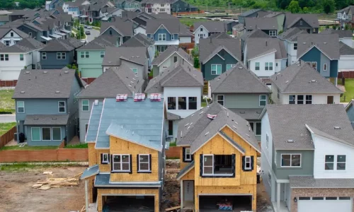 US Homebuilders Lean on Incentives to Unload Homes in Challenging Market
