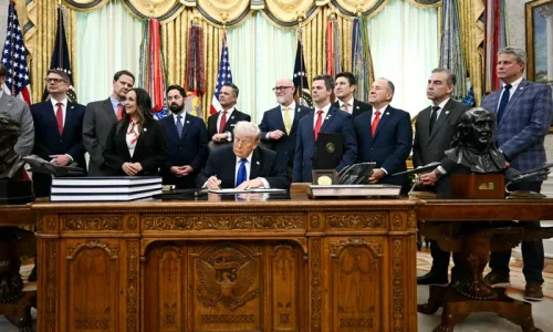Trump Signs Order Targeting ‘Bloated Overhead’ in Federal Contracts