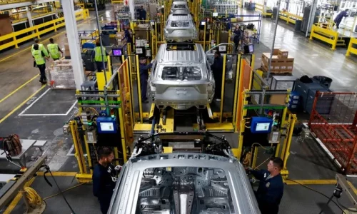 US Manufacturing Activity Holds Steady Despite Surging Costs